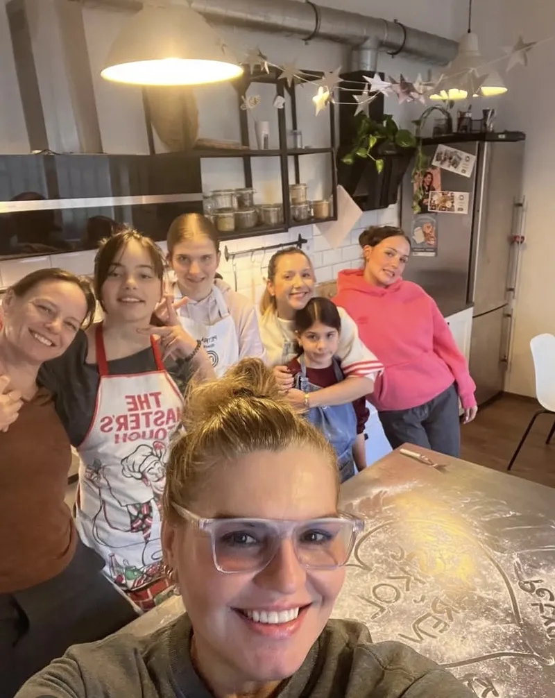 Skupina dětí a lektorek během workshopu