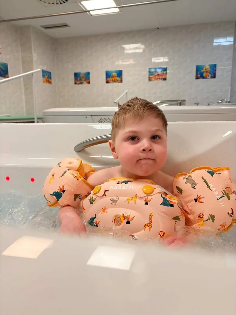 Maxík při rehabilitaci ve vodě