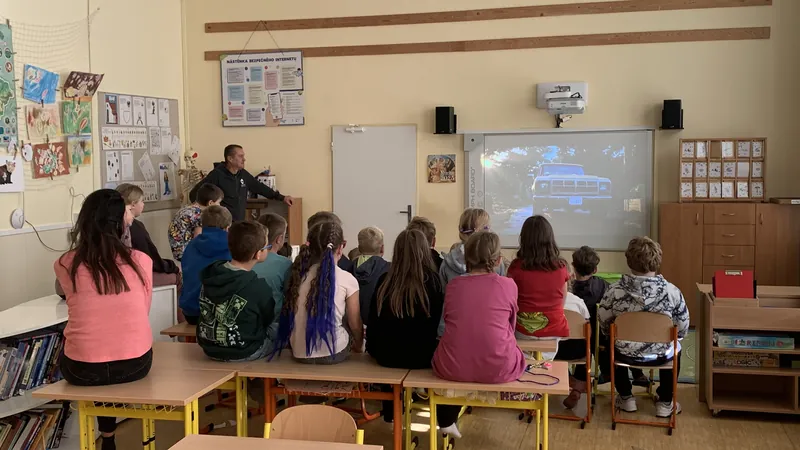 Děti ve třídě sledují promítání