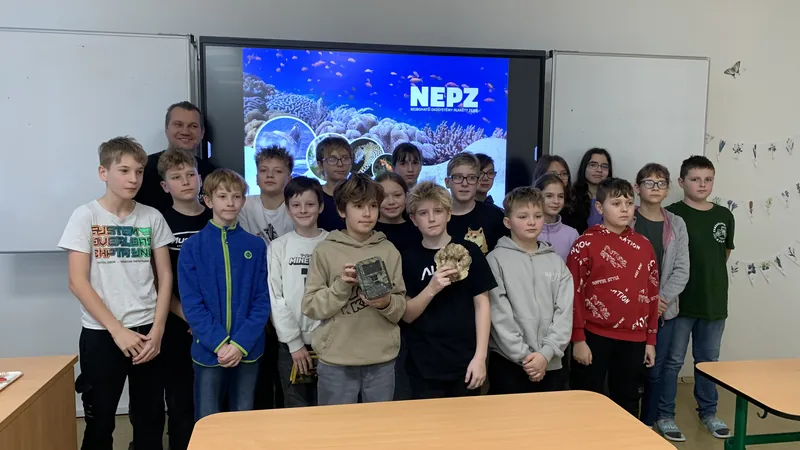 Skupina žáků s fotopastí před projekcí o oceánech